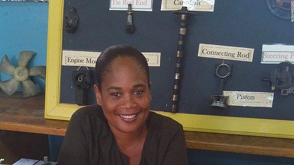 10. Jamaikalı Tracy-Ann Hall, öğretim hayatı çok zor geçmiş çünkü disleksi hastalığı bir türlü bulunamamış. Tabii böyle olunca okulunu bırakıp ilk olarak bir garajda araba tamircisi olarak işe başlamış.