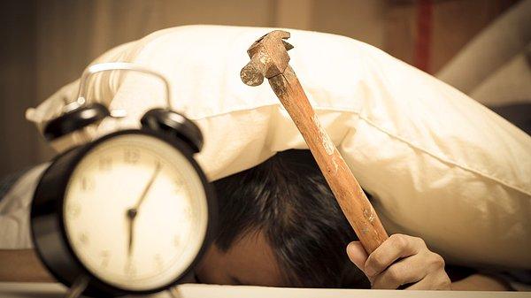 Alarmınızın 'ertele' düğmesine dokunmayın, eğer uyandıysanız birkaç dakika daha uykunun vücuda pek bir faydası dokunmaz.