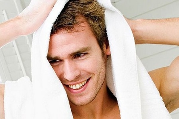 2. Слишком усердное вытирание головы полотенцем