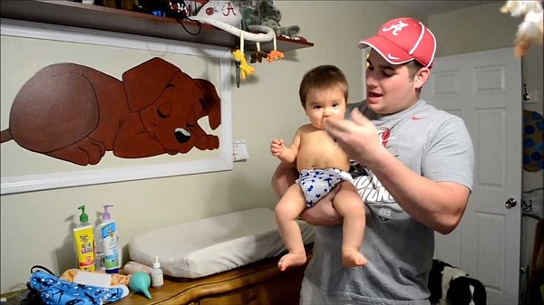 2. Мужчина, который зашел в родительскую комнату, чтобы поменять подгузник своему маленькому сыну, был выдворен оттуда женщиной, которая зашла туда с двумя детьми.