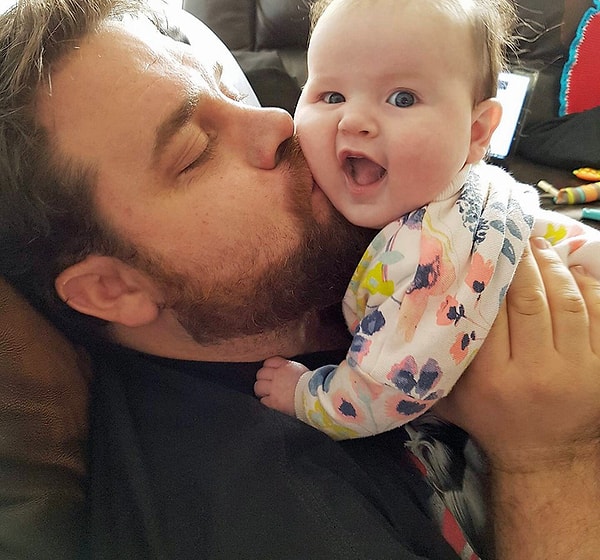 5. Бедняга взял сына, которому, как вы догадываетесь, он даже не успел сменить подгузник, и вышел из комнаты.