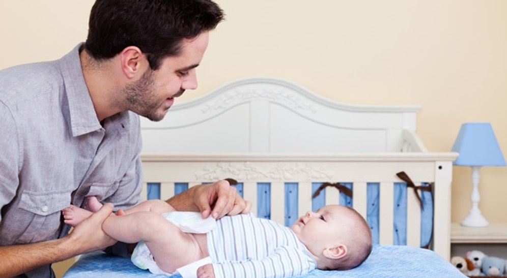 Отца, который хотел переодеть своего ребенка в родительской комнате, с угрозами выгнала оттуда разъяренная мамаша