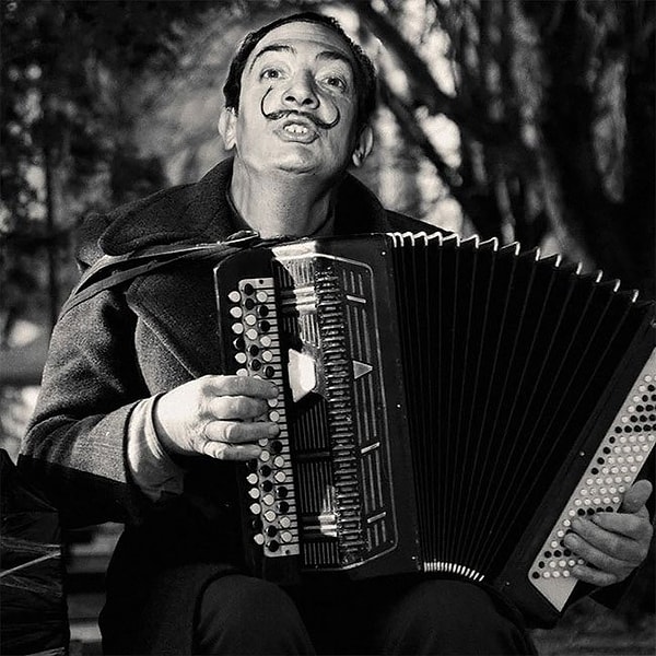 10. Только слышно, на улице где-то одинокая бродит гармонь.