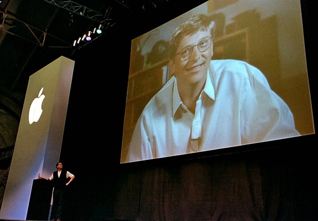 4 Temmuz 1997'de Jobs, Apple yönetim kurulunu Amelio'yu yok etmeye ve kendini önce geçici sonra kalıcı CEO yapmaya ikna etti.