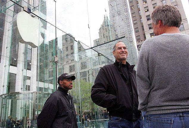 Apple iyileşmeye devam ediyordu. 2006 yılında Manhattan'a açılan firmanın amiral gemisi olarak nitelendirilebilecek Apple mağazası eşsiz cam-küp tasarımıyla New York'un simgesi haline geldi.