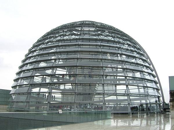 2. Alman Parlamentosu’nun camdan bir kubbesi var ve insanlar bir rampa vasıtasıyla bu kubbenin üzerine tırmanabiliyor.