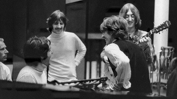 6. Paul McCartney, bir sabah kafasında bir melodiyle uyanmış. Yaptığı ilk iş grup arkadaşlarına melodiyi çalıp “Bu şarkı kimindi?” diye sormak olmuş...