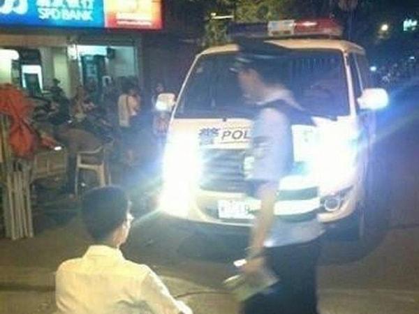 14. Çin’de gereksiz uzun far kullanan şoförleri polis şu şekilde cezalandırabiliyor.