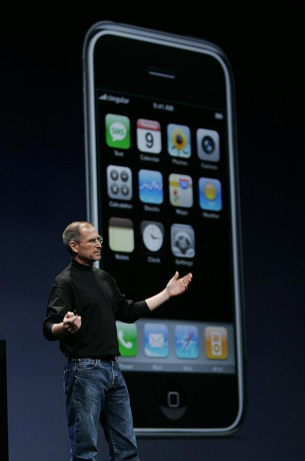 Onca yıldır yapılan spekülasyonlardan sonra Apple nihayet 2007 yılında resmi olarak iPhone'u dünyaya tanıttı.