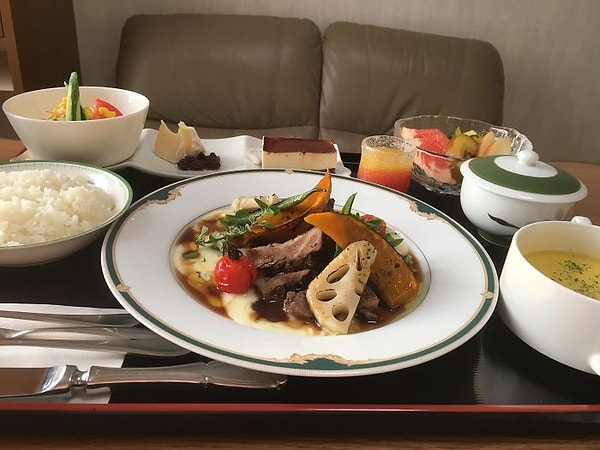 6. Камамбер с изюмом, ростбиф, картофельное пюре, кабоча, корень лотоса с подливой, кукурузный суп, рис, салат, тирамису, фрукты, апельсиновый сок, зеленый чай.