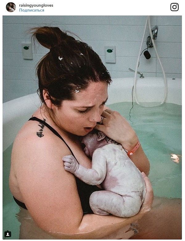 3. «Так странно смотреть вниз и все еще видеть большой живот, держа при этом свою дочку на руках».