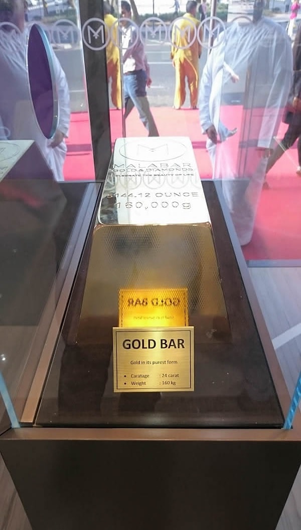 8. 160-килограммовый кусок золота лежит на витрине. Правда отличное украшение для дома?