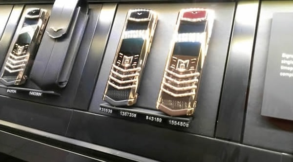 12. У них вообще практически все вещи сделаны из золота. Даже мобильные телефоны дешевой марки