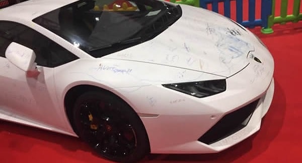 15. Впрочем, здесь эта дорогущая машина может использоваться и как раскраска для детей