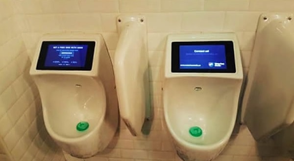 22. Тут все сделано для вашего удобства. И даже в писсуары встроены планшеты