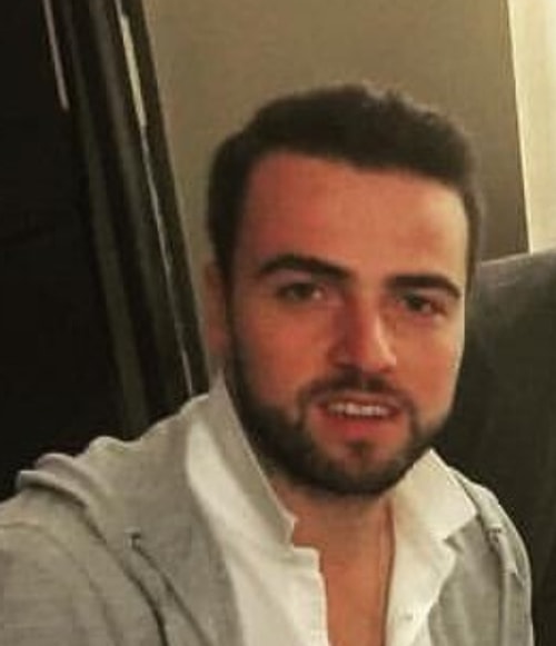 Zaten Melih Mahmutoğlu'nun gözleri de kaymış, henüz yeni 'O Ekpe Udoh bize çok büyük yanlış yaptı' muhabbeti yapmış gibi bakıyor.