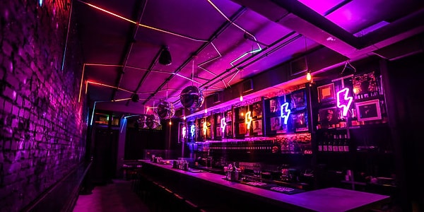 Здесь можно найти большую расписную стену "Rebel Rebel" вместе с обложкой альбома "Aladdin Sane", а также космонавтами, висящими с потолка бара, который украшен диско-шарами, неоновыми молниями и другими альбомами Дэвида Боуи.