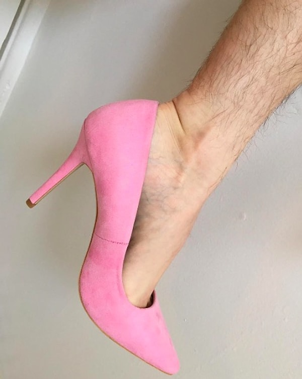 9. Саму модель гневные комментарии ничуть не смутили, и она даже даже выложила фото своей небритой ноги в туфле, добавив комментарий: "Не могу налюбоваться тем, как хорошо эти туфли смотрятся с небритыми ногами!!! (Допускаю, что и с бритыми тоже будет ничего)".