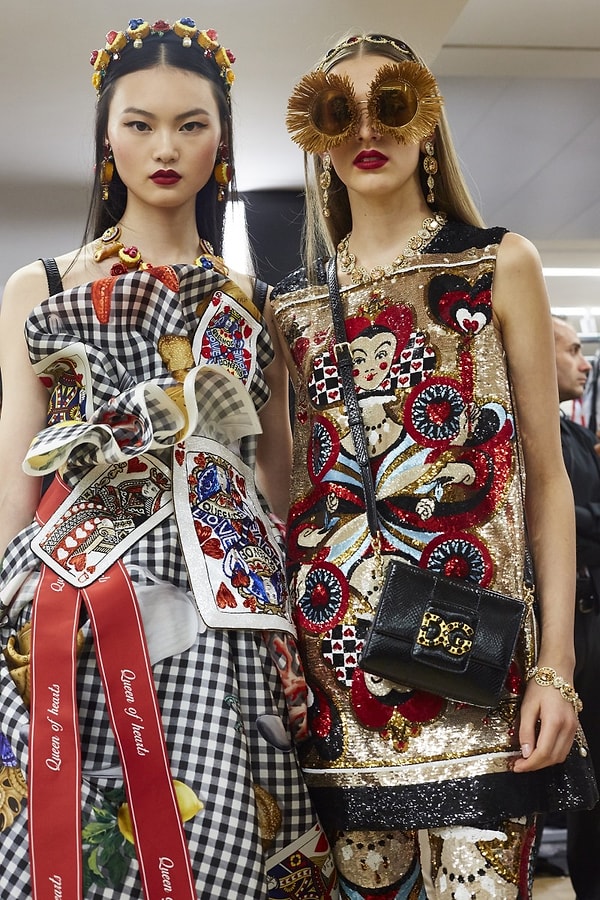 Темой весенне-летнего коллекционного шоу D&G на 2018 год стала "Дама червей".