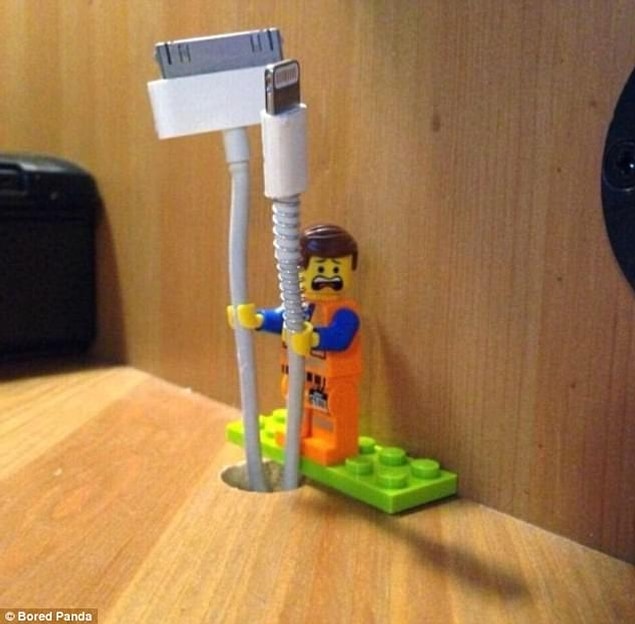 1. Masanın ucundan sarkan kablolar için küçük lego adamları masaya sabitleyebilirsiniz.