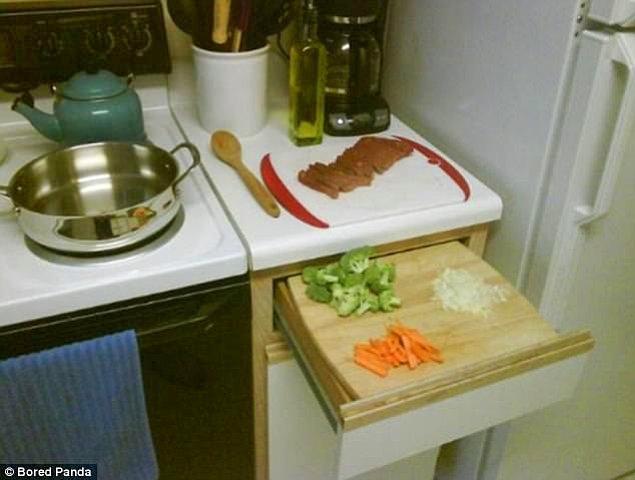 10. Küçük bir mutfakta doğrama kesme işlerini bir çekmecenin üzerine yerleştirdiğiniz doğrama tahtasında yapabilirsiniz.