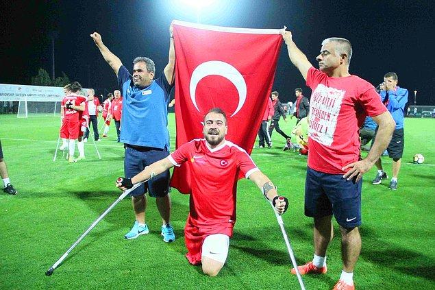Osman Çakmak'ın hikayesi bunlardan sadece bir tanesi. Diğer futbolcularımıza da bakalım. Alican Kuruyamaç. Trafik kazası sonucu sağ ayağını kaybetti.