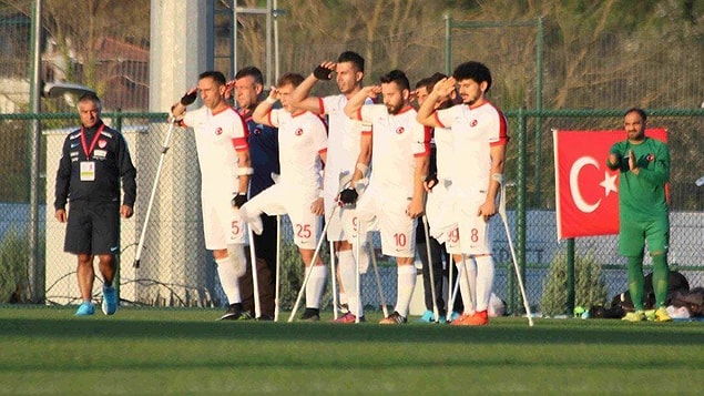 Fatih Şentürk. Motosiklet kazasında sol ayağını kaybetti.