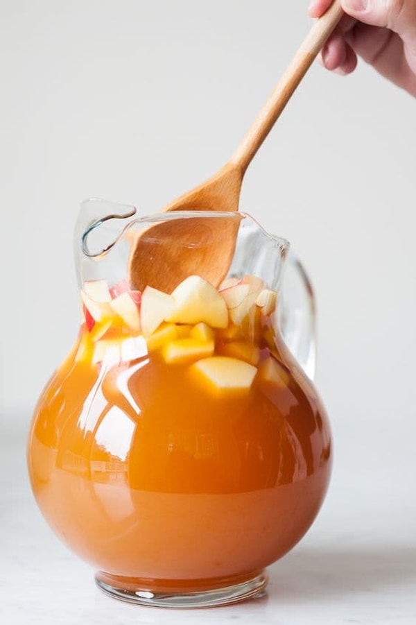 2. Карамельно-яблочная сангрия