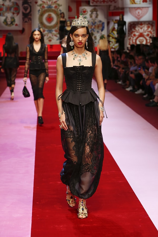 Шоу началось с темных нарядов.