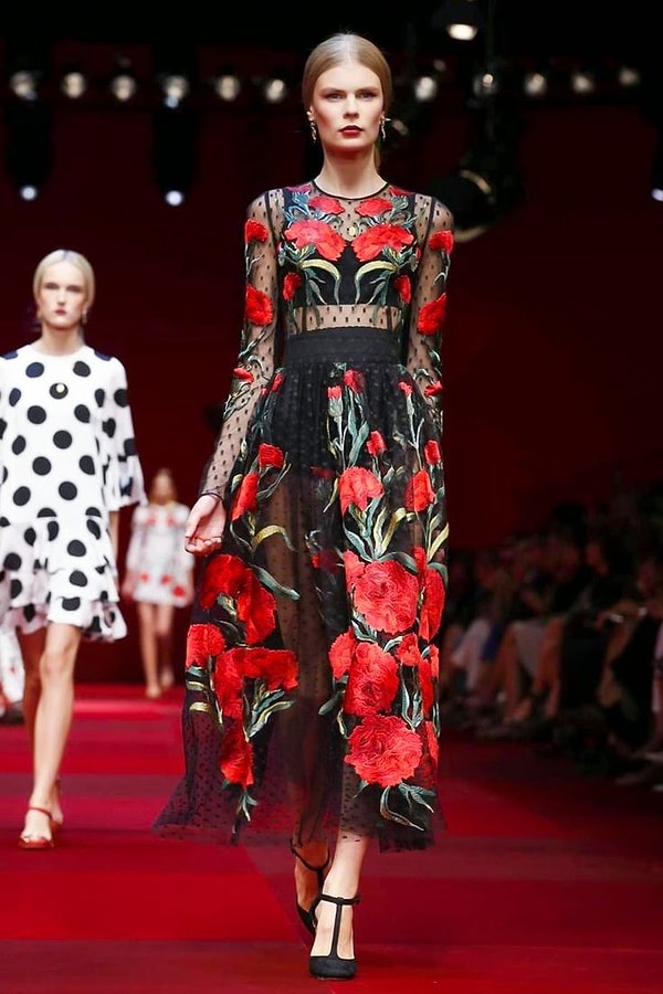 Дизайнеры, вдохновленные Сицилией, начали с того, что на подиуме появились платья с яркими погребальными розами, коронами и наряды мрачных расцветок.