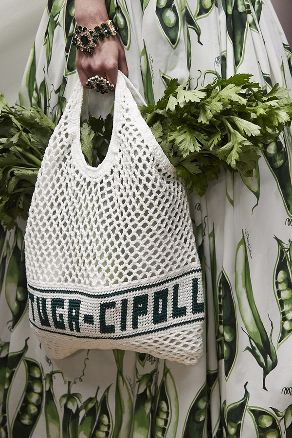 Узоры на платьях представляли собой морковь, горох и капусту.