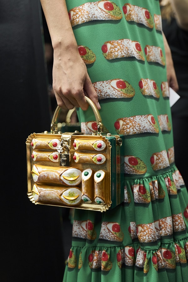 Аксессуары были выполнены в виде сицилийских канноли, баклажанов и апельсинов.