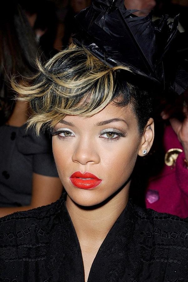 Yaklaşık bir yıl kadar uzunlu kısalı saç modellerinin yanı sıra siyah rengiyle devam eden Rihanna Ekim 2009'da birkaç küçük yenilik yaptı.