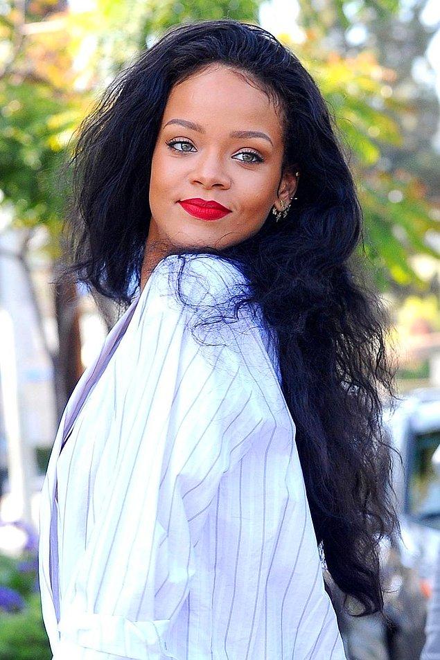 Ara ara kısa süreli olarak koyu kahvelere geçişler yapsa da Nisan 2014'e kadar çoğunlukla siyah saçlarıyla gördük Rihanna'yı.
