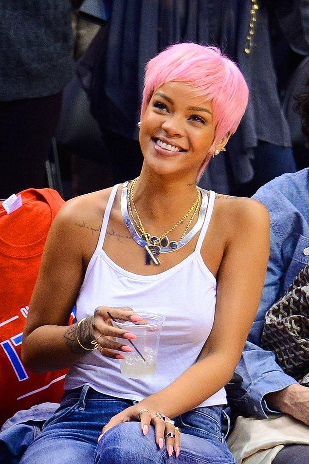 Radikal Rihanna değişimi vaktini beklerken Mayıs 2014'te Rihanna bambaşka bir saçla basketbol maçına katılmıştı. Bu pembe saç elbette peruktu! 😊