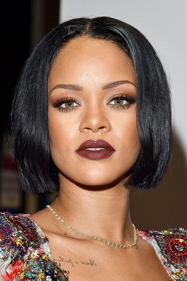 Yıl 2016 Şubat'ını gösterdiğinde Rihanna bu kez ortadan ayrılmış bob kesimi saçlarıyla siyah saçtaki iddialı duruşunu bir kez daha ön plana çıkardı.