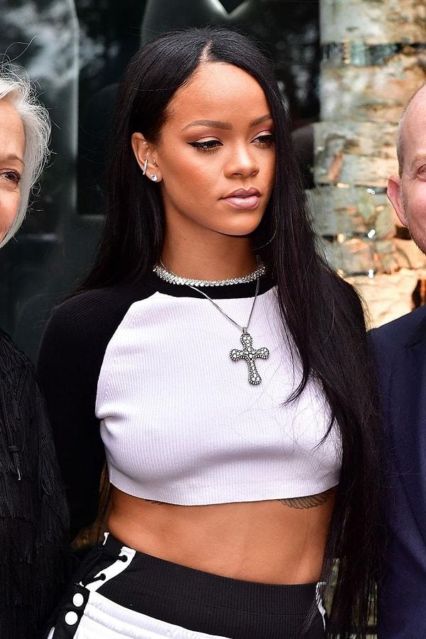 Kısa saç çok yakışsa da bele gelen uzun saçlar Rihanna'ya bambaşka bir hava katıyordu. 😎