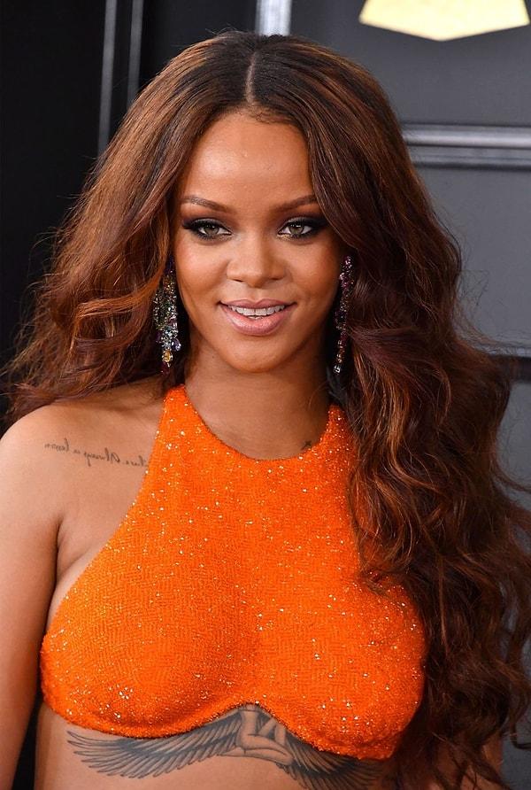 Şubat 2017'deki Grammy Ödül Töreni'ne dalgalı ve uzun saçlarıyla katıldı.