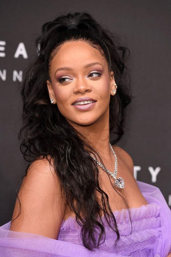 Eylül 2017'ye geldiğimiz yani şimdilerde siyah saçla yola devam ediyor Rihanna. Bakalım başka hangi renk hangi stiller eklenecek bu saç evrimine...