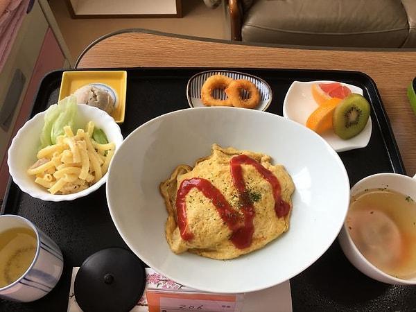 Omuraisu (kızarmış yumurtalı, ketçaplı pilav), makarna salatası, tavuk çorbası, kalamar, meyve, yeşil çay.