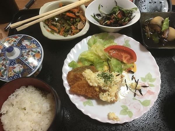 Tarator soslu kızarmış balık, yaban patatesi, hijiki (bir tür deniz sebzesi) salatası, ıspanak ve havuç sote, pilav, yeşil çay