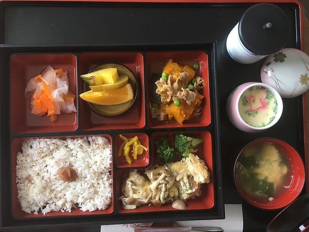 Mantar soslu tavuk, ağır ateşte pişirlmiş domuz eti ve balkabağı, havuç salatası, pilav, miso çorba, chawanmushi (yumurtayla yapılan kremamsı çorba)
