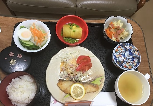 Mezgit, lahana salatası, makarna salatası, tatlı patates ve bezelye, pilav, yeşil çay