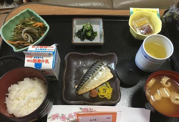 Uskumru, konbu (bir tür yosun) salatası, natto, ıspanak salatası, miso çorba, pilav, süt ve yeşil çay