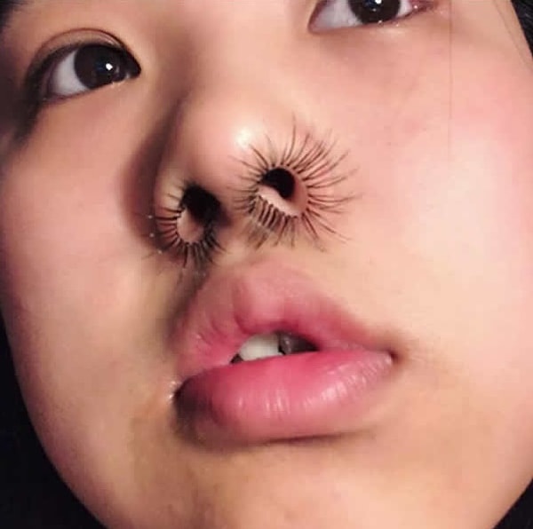 6. Девушки стали наращивать волосы в носу! 😱