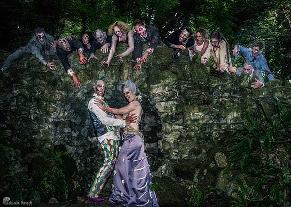 2. Это свадебное фото отлично подошло бы для постера фильма ужасов