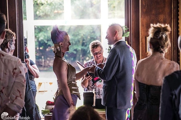 6. Они поклялись убивать зомби ради друг друга