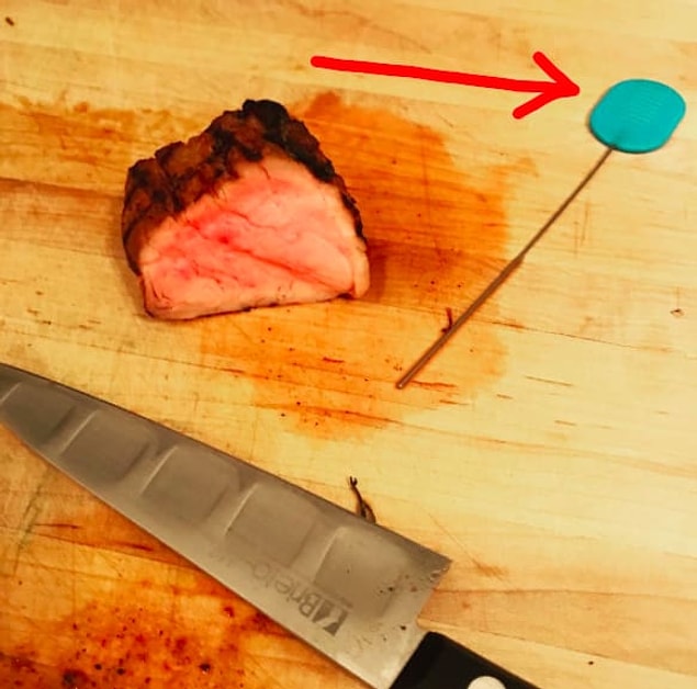 10. Etleri ya da deniz ürünlerini pişirirken içini de kontrol ederiz. Bunun için ise kekleri pişerken kontrol ettiğimiz spatulayı kullanabiliriz.