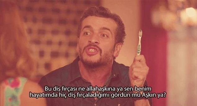 Kendisini terk eden sevgilisiyle birlikte çalışmak ne kadar zor olsa da, oyunculuğun gerektirdiği her şeyi yapmaya hazır bir cengaverdi! Tam mam!