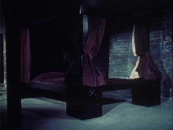 1971'in vahşet dolu korku filmi 'Death Bed: The Bed That Eats' filminde ise başrol bir yatağın kendini canlı canlı yemesiyle ölmüştü.